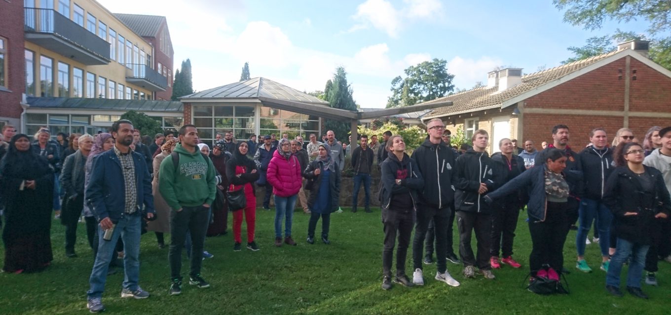 Gruppbild av deltagare på aktivitetsdag utanför huvudbyggnaden