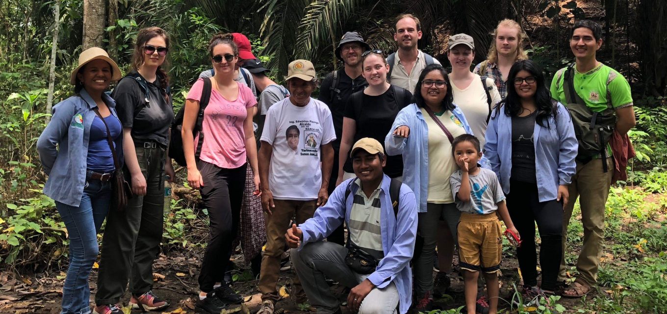 En gruppbild med deltagare, lärare och guide i Amazonas regnskog Peru
