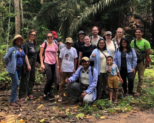 En gruppbild med deltagare, lärare och guide i Amazonas regnskog Peru