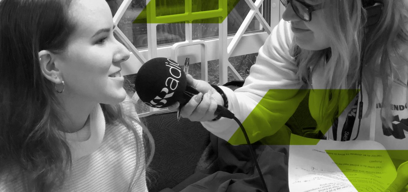 En låtskrivare intervjuas av sveriges radio journalist