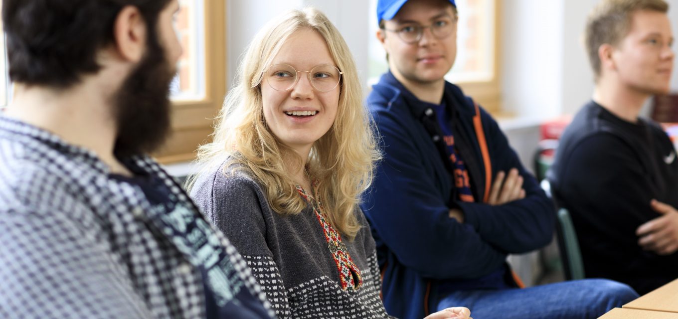 Fyra deltagare i klassrum allmän kurs med extra stöd