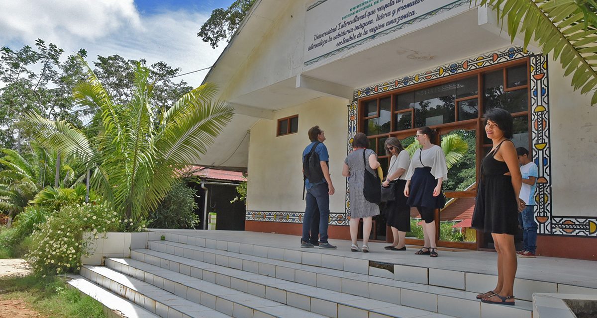 Lärarna Carin och Isa, rektor Ulrika och ordförande Ingemar i Peru vid entré till UNIA, Universidad Nacional Intercultural de la Amazonía.