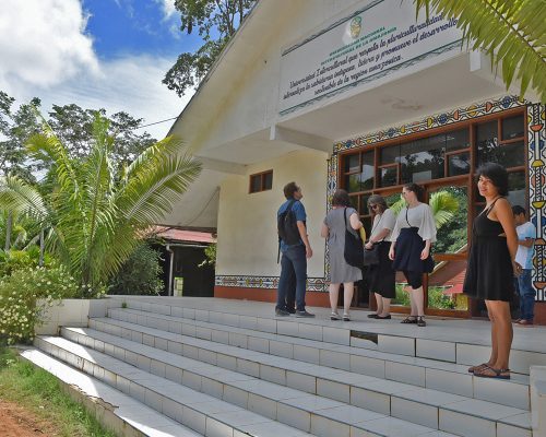 Lärarna Carin och Isa, rektor Ulrika och ordförande Ingemar i Peru vid entré till UNIA, Universidad Nacional Intercultural de la Amazonía.