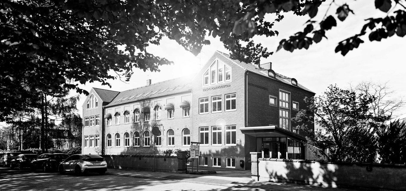 Svartvit bild av folkhögskolans hubvudbyggnad