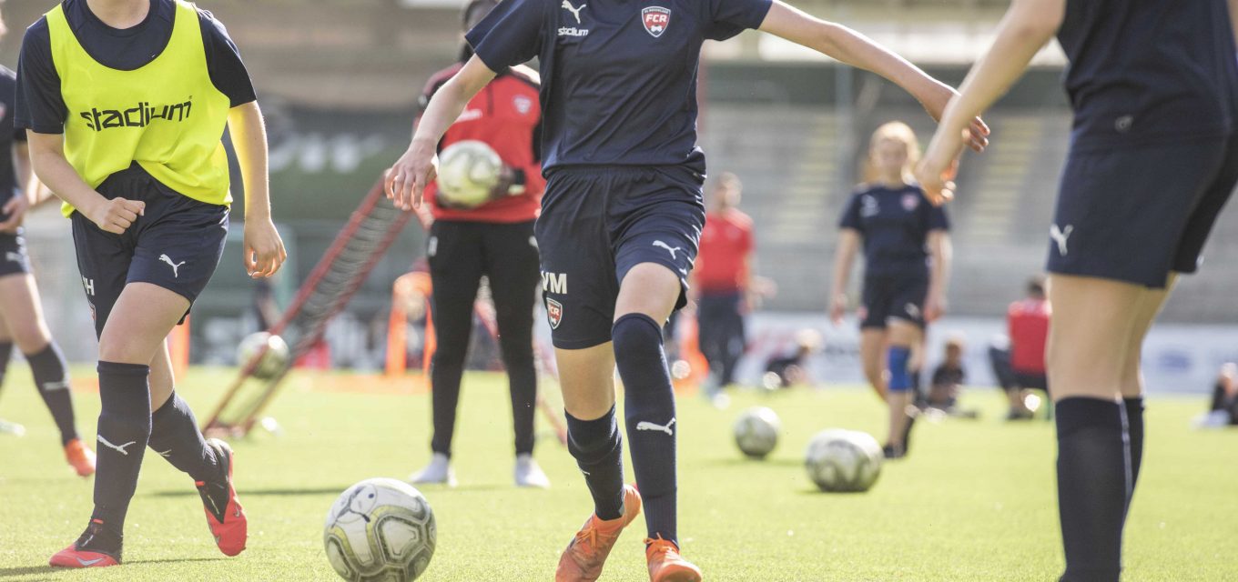 FC Rosengård kvinnliga fotbollsspelare träning på konstgräsplan