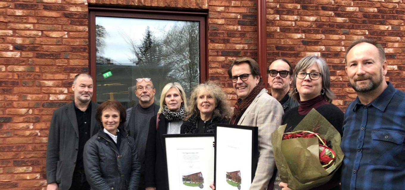 Rektor Ulrika Gleisner, Lokal xxx arkitekter och representanter från Eslövs kommun vid utdelning av Eslövs byggnadsvårdspris till Multihuset. Från vänster: Mikael Vallberg, planchef, Catharina Malmborg (M), kommunstyrelsens första vice ordförande, Torsten Helender, planarkitekt, Eva Hallberg, kommundirektör, Berit Restad och Esbjörn Jonsson, Lokal XXX Arkitekter, Ingemar Jeppsson, ordförande i Eslövs folkhögskola, Ulrika Gleisner, rektor Eslövs folkhögskola, och Johan Andersson, kommunstyrelsens ordförande.