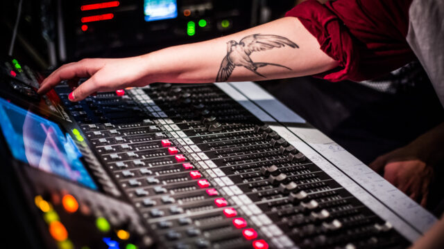en tatuerad arm vid ett ljudbord
