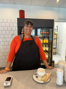 servitris i cafe med en skål soppa