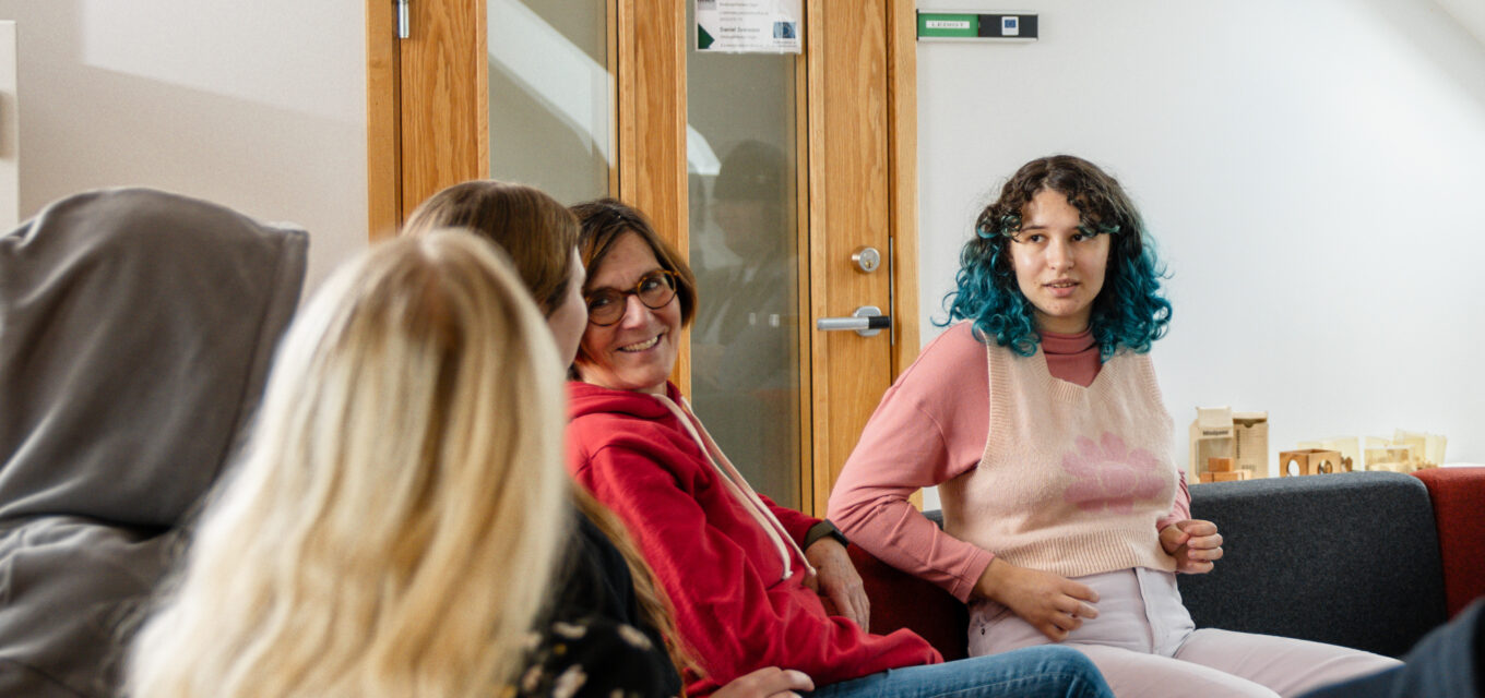 Ung deltagare i grupp tillsammans med deltagarcoach