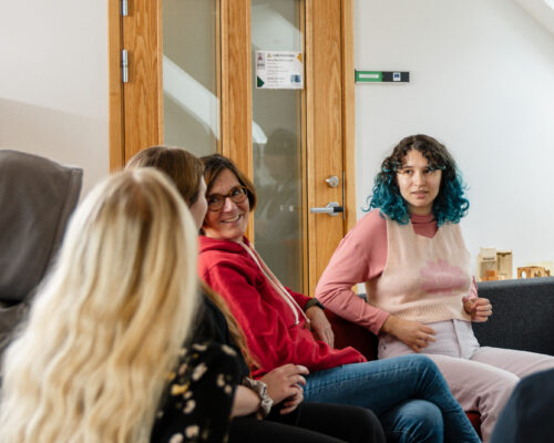 Ung deltagare i grupp tillsammans med deltagarcoach