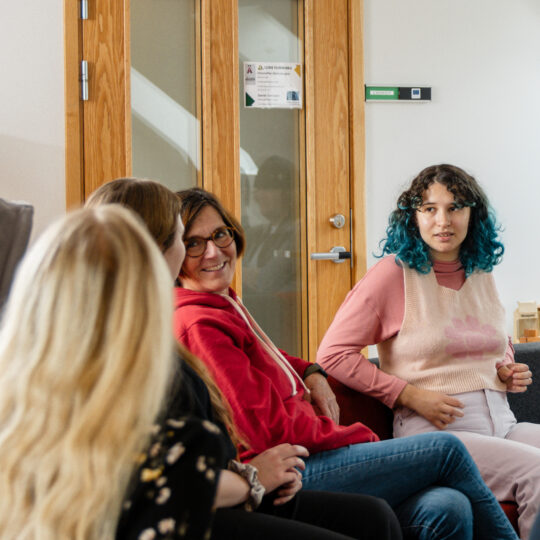 Ung deltagare i grupp tillsammans med deltagarcoach