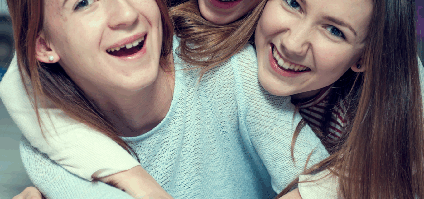 tre tonåriga tjejer