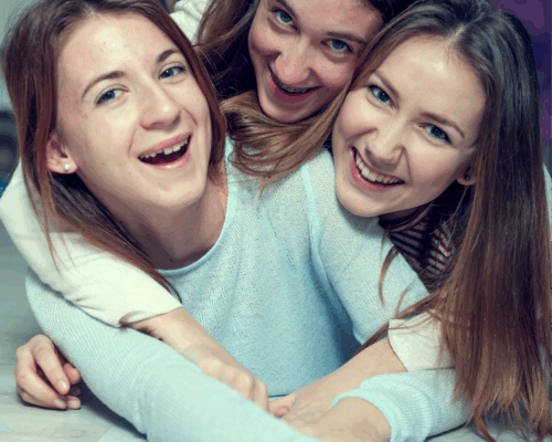 tre tonåriga tjejer