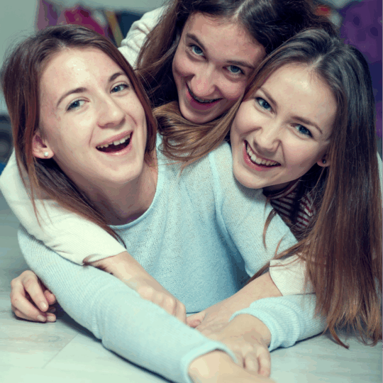 tre tonåriga tjejer