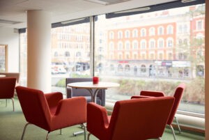 Stolar kring bord med utsikt mot kanalen