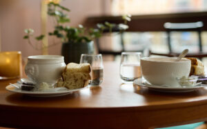 Två skålar soppa med bröd och tillbehör