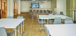 Konferenslokal med skärm